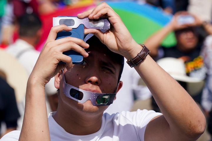 Ένας άνδρας φωτογραφίζει την ολική έκλειψη ηλίου στο Μαζατλάν του Μεξικού, Δευτέρα 8 Απριλίου 2023.