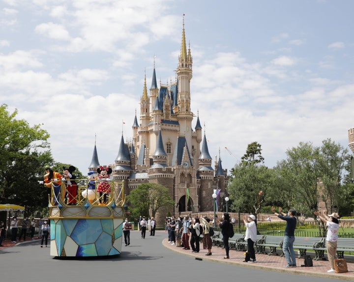 東京ディズニーランドのシンデレラ城（写真後方）