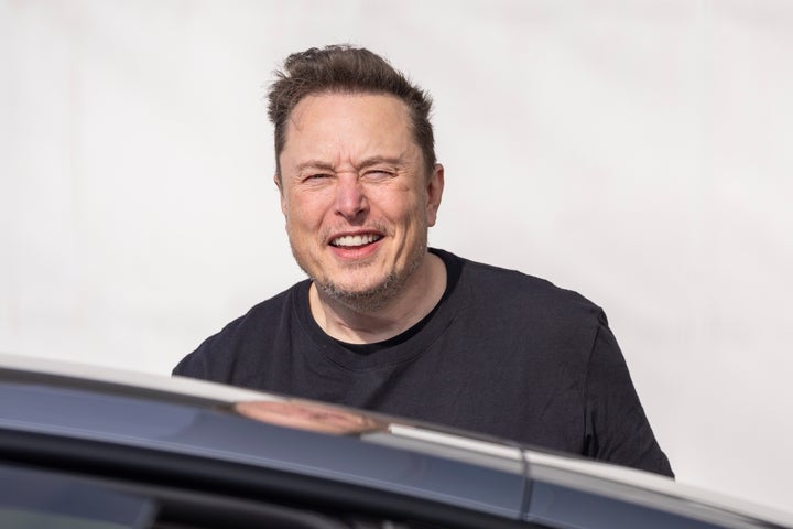 ドイツ・ベルリン近郊にあるテスラのギガファクトリーを出るイーロン・マスク氏（2024年3月13日）