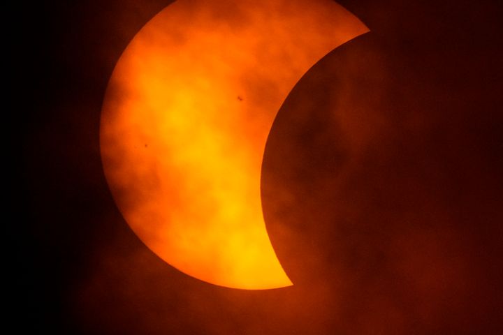 Το φεγγάρι καλύπτει μερικώς τον ήλιο κατά τη διάρκεια μιας ολικής έκλειψης ηλίου, όπως φαίνεται από το Eagle Pass, Τέξας, Δευτέρα, 8 Απριλίου 2024. (AP Photo/Eric Gay)