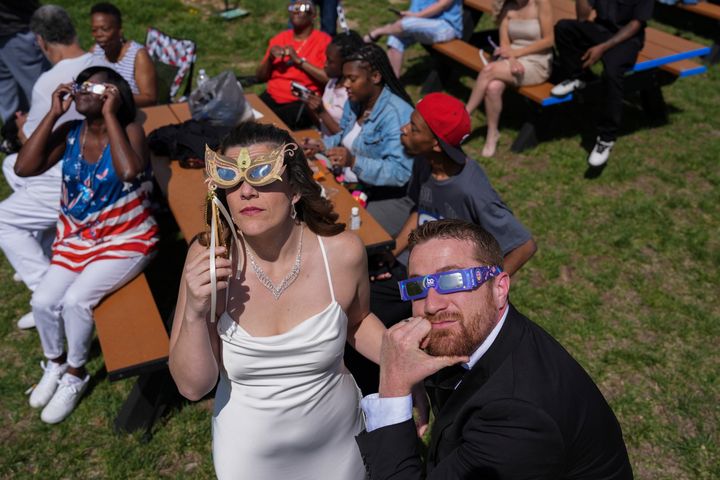 Η Samantha Palmer, αριστερά, και ο Gerald Lester παρακολουθούν μια ολική έκλειψη ηλίου πριν παντρευτούν, Δευτέρα 8 Απριλίου 2024, στο Trenton του Οχάιο. (AP Photo/Joshua A. Bickel)