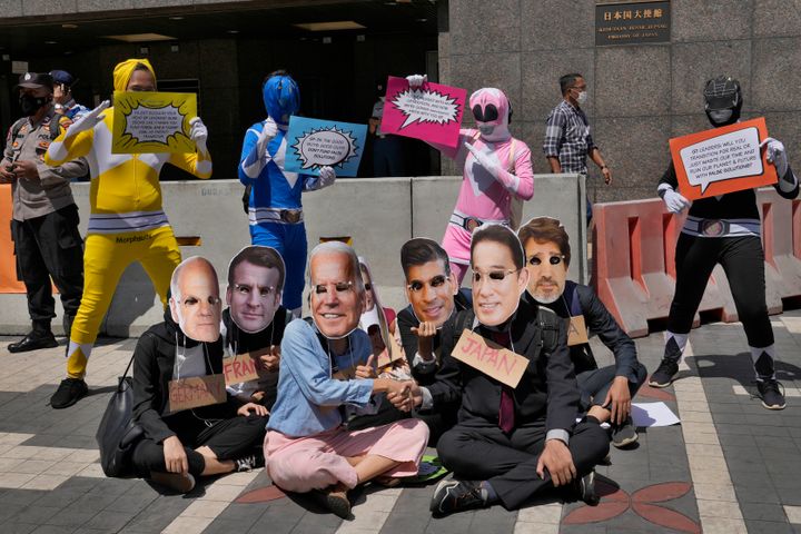 Ακτιβιστές διαδηλώνουν κατά των ηγετών των G7 στην Τζακάρντα της Ινδονησίας τον Οκτώβριο του 2022.