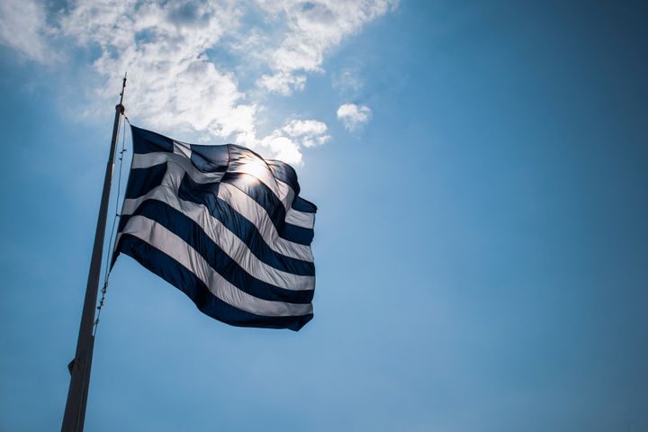 Bandiera della Grecia contro la luce