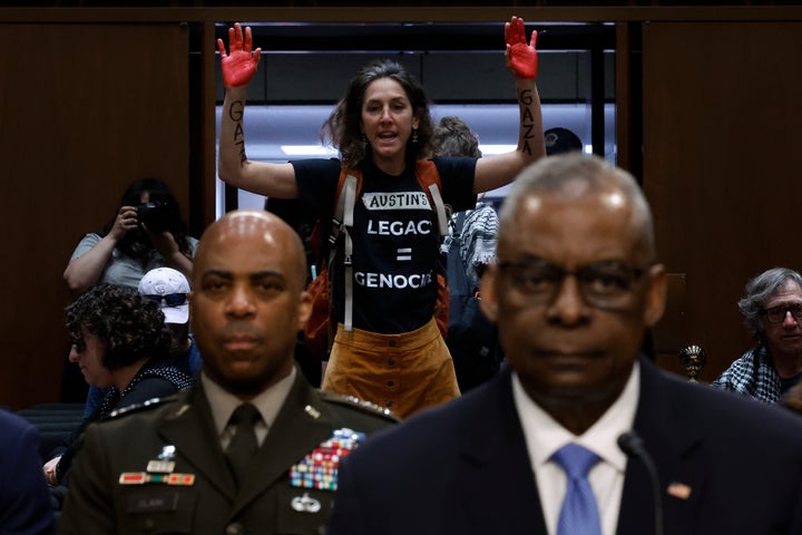 Pro-palästinensische Demonstranten unterbrechen Verteidigungsminister Lloyd Austin, als er am 9. April 2024 in Washington, D.C. vor dem Streitkräfteausschuss des Senats im Hart Senate Office Building auf dem Capitol Hill aussagt.  Austin sagte, die Vereinigten Staaten hätten keine Beweise dafür gesehen, dass Israel in Gaza einen Völkermord begangen habe.