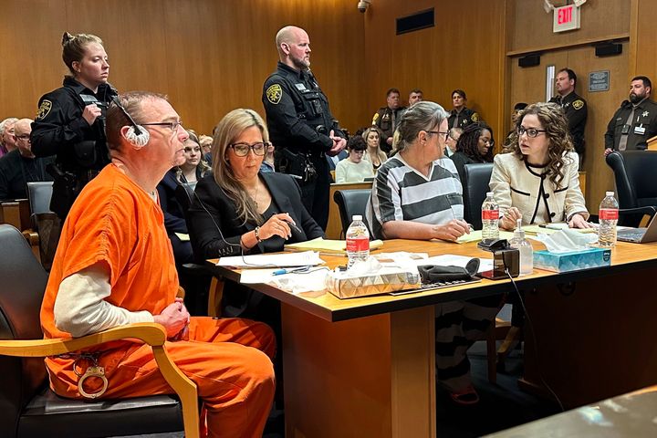 Από αριστερά, ο James Crumbley, η συνήγορος υπεράσπισης Mariell Lehman, η Jennifer Crumbley και η συνήγορος υπεράσπισης Shannon Smith περιμένουν την καταδίκη στο δικαστήριο της κομητείας Oakland, Mich., την Τρίτη 9 Απριλίου 2024. Οι Crumbley καταδικάστηκαν για ανθρωποκτονία εξ αμελείας για πυροβολισμούς σε σχολείο που διέπραξε ο γιος τους το 2021. (AP Photo/Ed White)