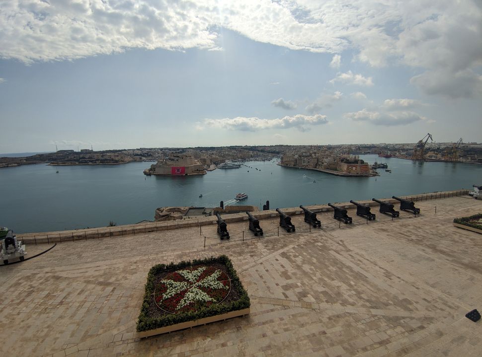 Οι περίφημες «τρεις πόλεις» της Μάλτας -Σένγκλεα, Κοσπίκουα και Βιτοριόσα- όπως φαίνονται από την πρωτεύουσα, Βαλέτα.