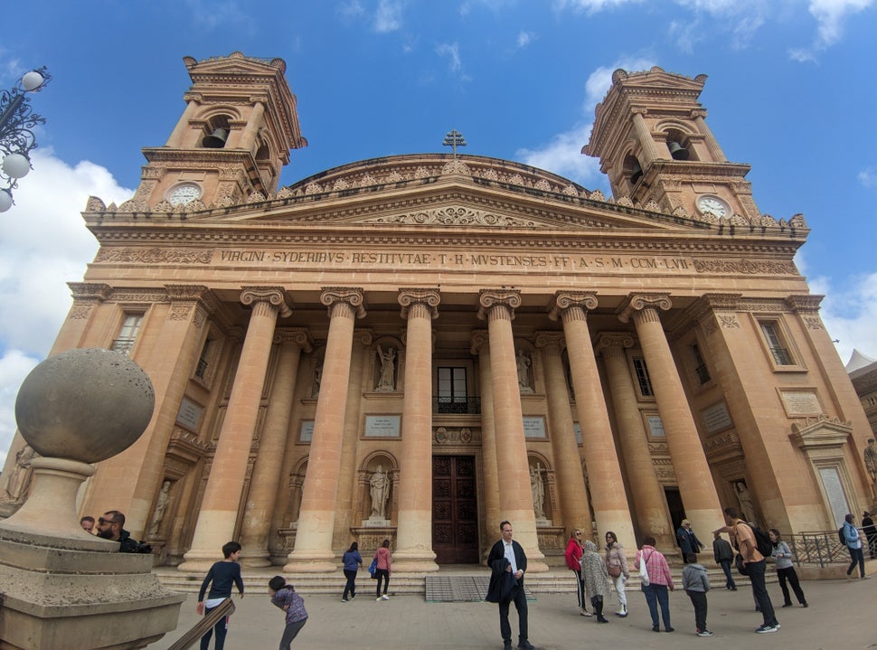 Η επιβλητική Rotunda είναι λόγος για να επισκεφθείς την εκτός τουριστικού χάρτη Μόστα.