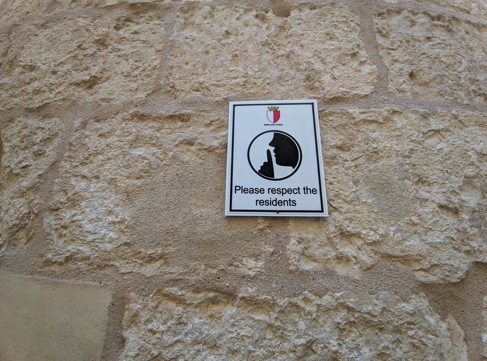 Σιωπηλή πόλη, κυριολεκτικά: «Παρακαλούμε, σεβαστείτε τους κατοίκους» αναγράφει η πινακίδα που προτέπει τους τουρίστες να κάνουν ησυχία.
