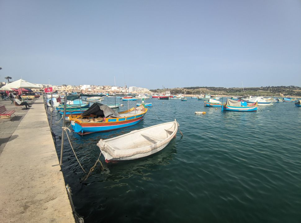 Οι πολύχρωμες βάρκες «luzzu» είναι σήμα κατατεθέν του νησιού.