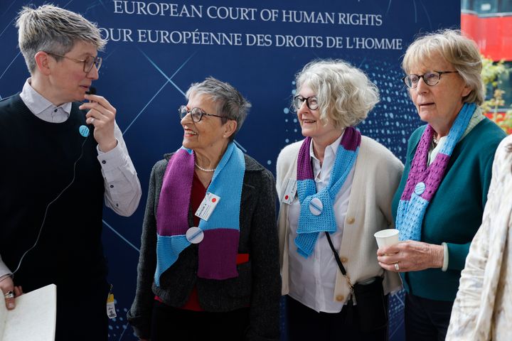 フランス・ストラスブールのヨーロッパ人権裁判に集まったスイス「KlimaSeniorinnen」のメンバー（2024年4月9日）