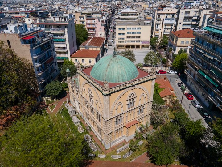 Αεροφωτογραφία του ιστορικού Γενί Τζαμί (Yeni Cami), στη Θεσσαλονίκη, στη βόρεια Ελλάδα, Τετάρτη 10 Απριλίου 2024. Οι προσευχές του Eid τελέστηκαν στο ιστορικό πρώην τζαμί για πρώτη φορά μετά από 100 χρόνια. (AP Photo/Giannis Papanikos)