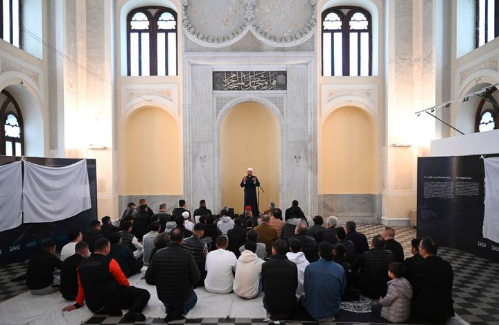 Ο ιμάμης κάνει τις πρωινές προσευχές στο ιστορικό Γενί Τζαμί (Yeni Cami), ή Νέο Τζαμί,στη Θεσσαλονίκη, στη βόρεια Ελλάδα, Τετάρτη 10 Απριλίου 2024. Οι προσευχές του Eid πραγματοποιήθηκαν στο ιστορικό πρώην τζαμί στη βόρεια Ελλάδα για πρώτη φορά μετά από 100 χρόνια. (AP Photo/Giannis Papanikos)