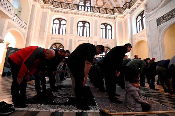 Μουσουλμάνοι προσεύχονται στο ιστορικό Γενί Τζαμί (Yeni Cami), ή Νέο Τζαμί, στο λιμάνι της Θεσσαλονίκης, στη βόρεια Ελλάδα, Τετάρτη 10 Απριλίου 2024.(AP Photo/Giannis Papanikos)