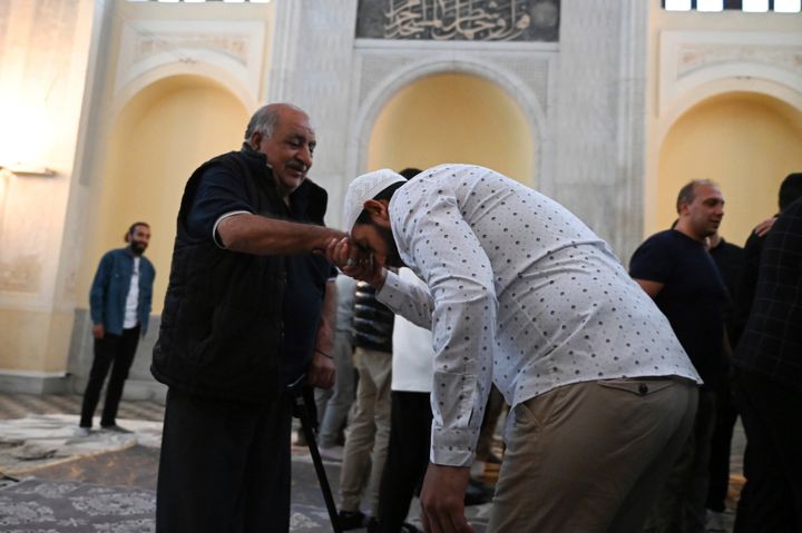 Μουσουλμάνοι στις πρωινές προσευχές στο ιστορικό Γενί Τζαμί (Yeni Cami), ή Νέο Τζαμί, στη Θεσσαλονίκη, στη βόρεια Ελλάδα, Τετάρτη 10 Απριλίου 2024. (AP Photo/Giannis Papanikos)
