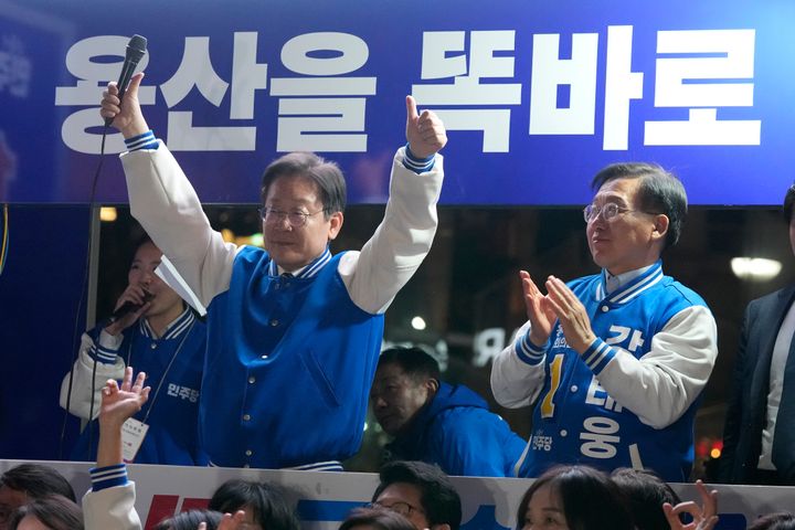 Ο ηγέτης του Δημοκρατικού Κόμματος της Νότιας Κορέας Λι Τζέι-μιουνγκ , αριστερά, αντιδρά κατά τη διάρκεια της προεκλογικής εκστρατείας του κόμματος για τις βουλευτικές εκλογές στη Σεούλ, Νότια Κορέα, Τρίτη 9 Απριλίου 2024.