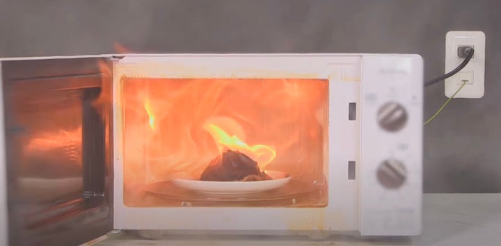 肉まんから炎が上がる