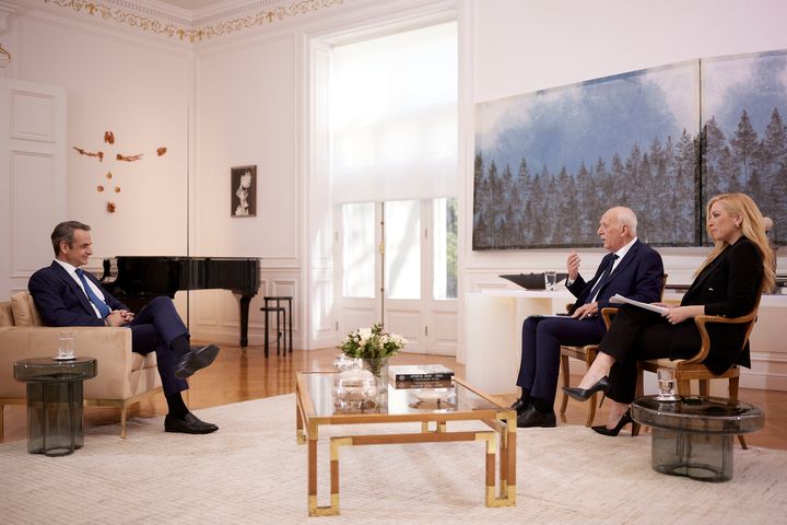 Ο πρωθυπουργός μιλάει στους Γιώργο Παπαδάκη και Μαρία Αναστασοπούλου