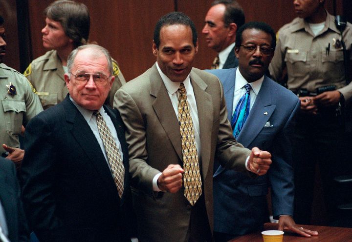 O.J. Ο Simpson, στο κέντρο, με τους δικηγόρους υπεράσπισης F. Lee Bailey, έφυγε, και ο Johnnie Cochran αφού ο Simpson κρίθηκε αθώος για τη δολοφονία της πρώην συζύγου του Nicole Brown Simpson και του φίλου της Ron Goldman στο Ποινικό Δικαστήριο στο Λος Άντζελες στις 3 Οκτωβρίου, 1995. (AP Photo/Myung J. Chun, αρχείο)