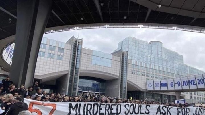 Οπαδοί του ΠΑΟΚ διαδηλώνουν έξω από το ευρωπαϊκό κοινοβούλιο για τα θύματα των Τεμπών