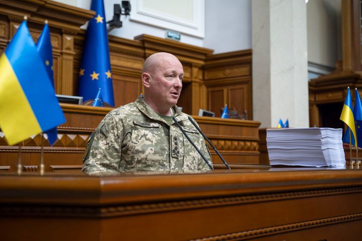 Ο διοικητής των κοινών δυνάμεων των ενόπλων δυνάμεων της Ουκρανίας, Yurii Sodol, μιλάει από το βήμα πριν από την ψηφοφορία του νόμου για τη στρατιωτική κινητοποίηση της Verkhovna Rada στις 11 Απριλίου 2024 στο Κίεβο της Ουκρανίας. Το κοινοβούλιο της Ουκρανίας ψήφισε σήμερα νόμο για τη στρατιωτική κινητοποίηση που θα αυξήσει τον αριθμό των στρατευμάτων της. 283 λαϊκοί βουλευτές της Ουκρανίας ψήφισαν "Ναι" για την ψήφισή του. (Φωτογραφία: Andrii Nesterenko/Global Images Ukraine via Getty Images)