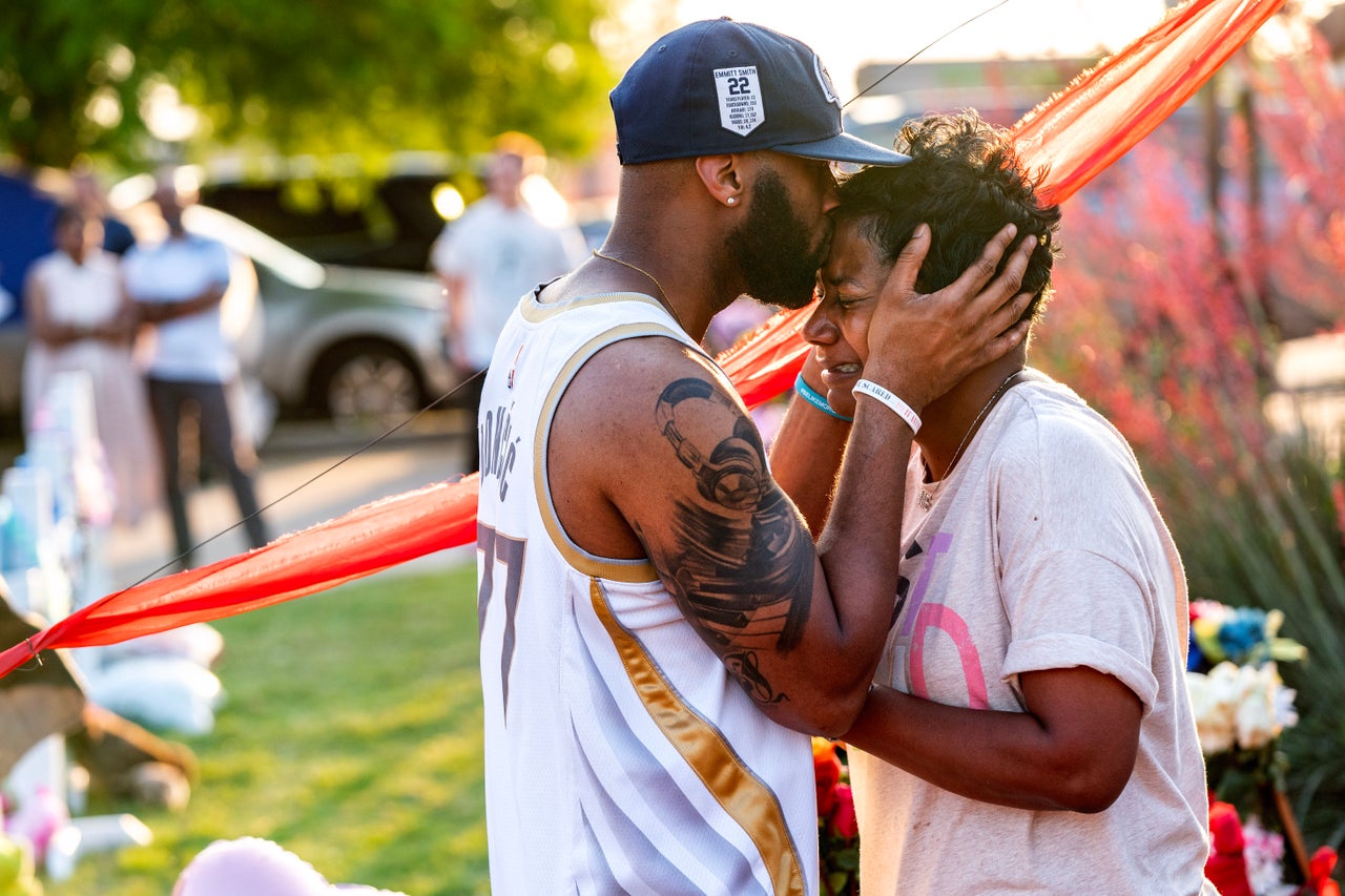 Robert Jackson, 35, tröstet Cheryl Jackson am Montag, 8. Mai 2023, bei einer provisorischen Gedenkstätte vor den Allen Premium Outlets, wo ein Schütze acht Menschen tötete und sieben verletzte, bevor er am Samstagabend in Allen, Texas, von der Polizei getötet wurde. 