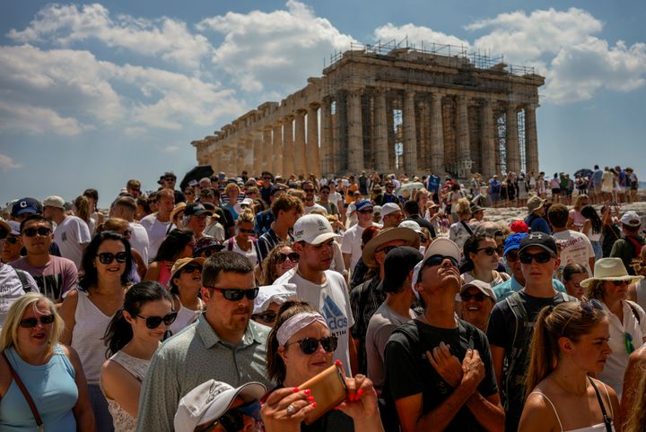 ΑΡΧΕΙΟ - Τουρίστες επισκέπτονται το ναό του Παρθενώνα στην κορυφή του αρχαίου λόφου της Ακρόπολης στην Αθήνα, Ελλάδα, Τρίτη 4 Ιουλίου 2023.