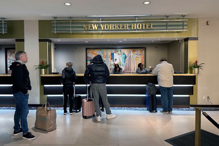 Άνθρωποι κάνουν check-in στο ξενοδοχείο New Yorker στη Νέα Υόρκη την Κυριακή 18 Φεβρουαρίου 2024.