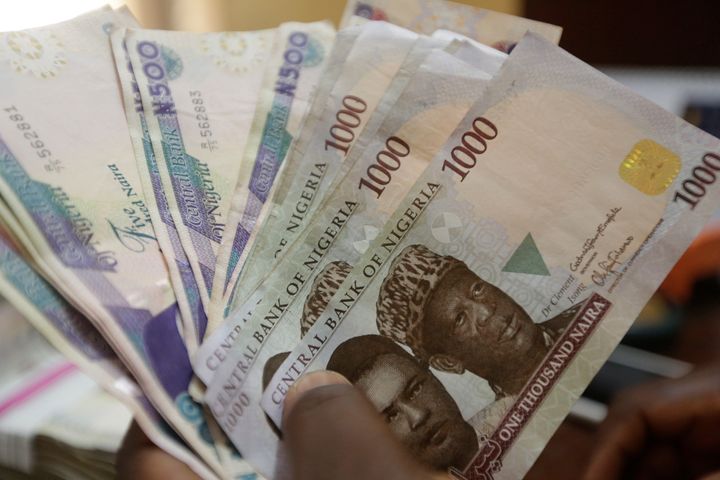 ΑΡΧΕΙΟ - Ένας υπάλληλος που αλλάζει χρήματα μετρά νιγηριανά χαρτονομίσματα νάιρα σε ανταλλακτήριο, στο Λάγος της Νιγηρίας, στις 20 Οκτωβρίου 2015.