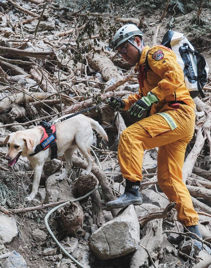 A rescuer and rescue dog searching the Taroko National Park after an earthquake in Hualien on April 5. 