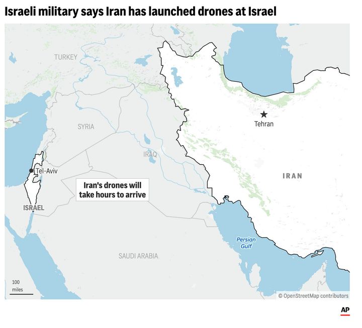 Xάρτης που δείχνει την μεγάλη απόσταση ανάμεσα στο Ισραήλ και στο Ιράν καθώς η Τεχεράνη ήδη εκτόξευσε εκατοντάδες drones με στόχο το Ισραήλ (AP Graphic)