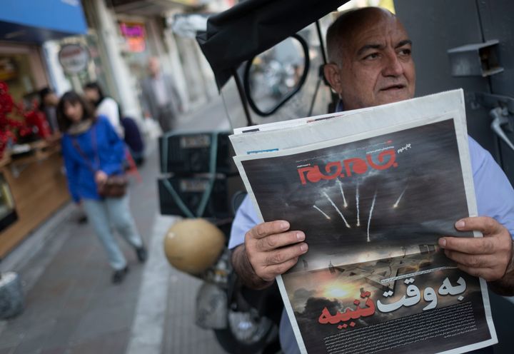 14 Απριλίου 2024 Ιρανός με εφημερίδα όπου το πρωτοσέλιδο αναφέρεται στην επίθεση εναντίον του Ισραήλ