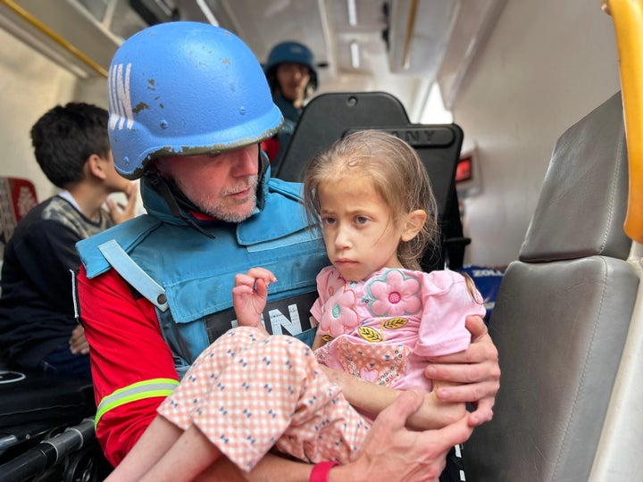 L'équipe de l'UNICEF évacue des enfants et des femmes palestiniennes qui ne recevaient pas de soins de santé adéquats à l'hôpital Kamal Adwan de Beit Lahia, à Gaza, le 15 avril 2024.