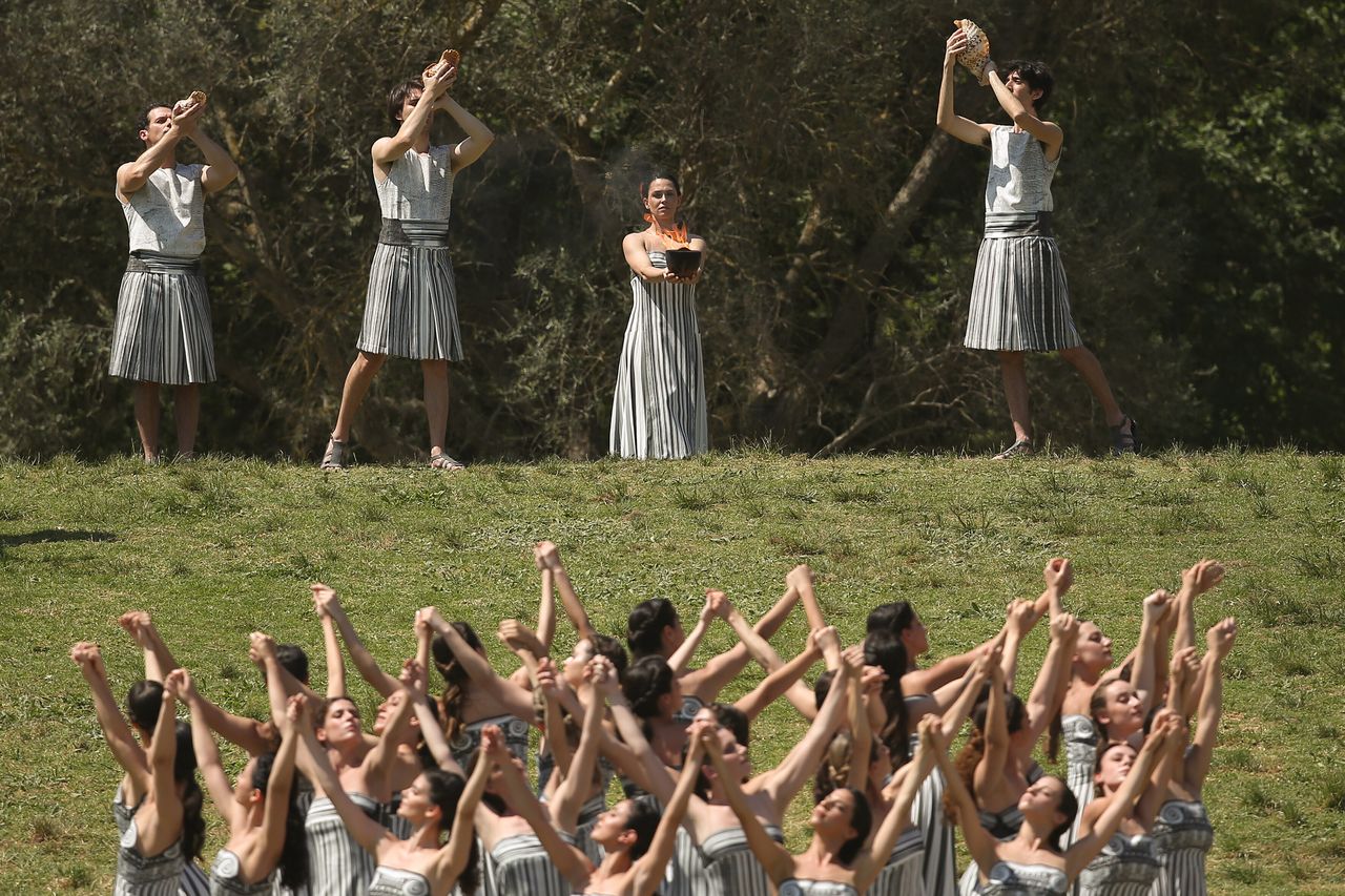 ΑΡΧΑΙΑ ΟΛΥΜΠΙΑ, ΕΛΛΑΔΑ - 15 ΑΠΡΙΛΙΟΥ: Οι ερμηνευτές λαμβάνουν μέρος στην πρόβα της τελετής αφής της φλόγας για τους Ολυμπιακούς Αγώνες του Παρισιού, στην Αρχαία Ολυμπία, Ελλάδα στις 15 Απριλίου 2024. (Photo by Stringer/Anadolu via Getty Images)