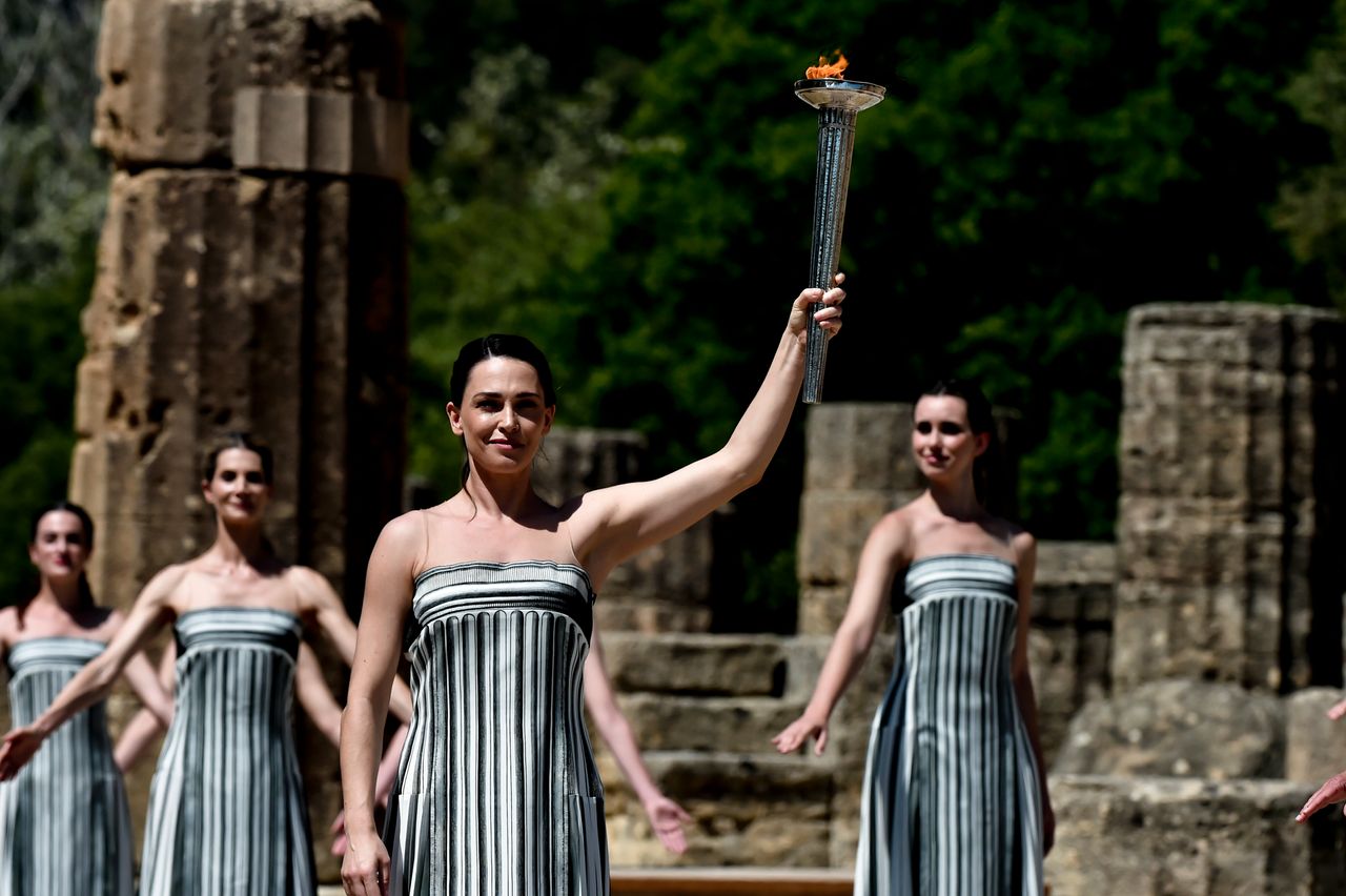 ΑΘΗΝΑ, ΕΛΛΑΔΑ - 15 ΑΠΡΙΛΙΟΥ: Η Ελληνίδα ηθοποιός Μαίρη Μίνα, που παίζει το ρόλο της Αρχιέρειας, κρατά τη δάδα κατά τη διάρκεια της τελετής αφής της φλόγας για τους Θερινούς Ολυμπιακούς Αγώνες του Παρισιού 2024 στον αρχαιολογικό χώρο της Αρχαί, γενέτειρα των αρχαίων Ολυμπιακών Αγώνων στη νότια Ελλάδα 15 Απριλίου 2024 στην Ολυμπία, Ελλάδα. (Photo by Milos Bicanski/Getty Images)