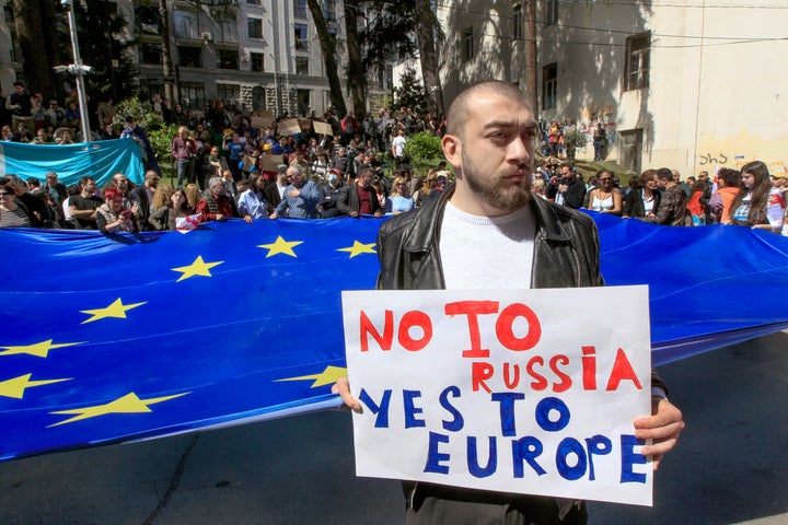 Ένας άνδρας διαδηλώνει με μια γιγαντιαία σημαία της ΕΕ έξω από το κτίριο του κοινοβουλίου στην Τιφλίδα της Γεωργίας, τη Δευτέρα 15 Απριλίου 2024, για να διαμαρτυρηθεί κατά του "ρωσικού νόμου", καθώς είναι παρόμοιος με έναν νόμο που χρησιμοποιεί η Ρωσία για να στιγματίσει τα ανεξάρτητα μέσα ενημέρωσης και τους οργανισμούς που θεωρούνται αντίθετοι με το Κρεμλίνο. Το κυβερνών κόμμα στη χώρα της Γεωργίας έχει καταθέσει στο κοινοβούλιο σχέδιο νόμου που καλεί τα μέσα ενημέρωσης και τους μη εμπορικούς οργανισμούς να υποδεικνύονται ως υπό ξένη επιρροή εάν λαμβάνουν πάνω από το 20% του προϋπολογισμού τους από το εξωτερικό.