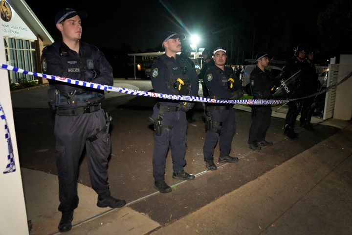 Αστυνομικοί φυλάνε σκοπιά έξω από μια εκκλησία όπου ένας επίσκοπος και εκκλησιαζόμενοι φέρονται να μαχαιρώθηκαν στο Σίδνεϊ της Αυστραλίας, Δευτέρα 15 Απριλίου 2024.