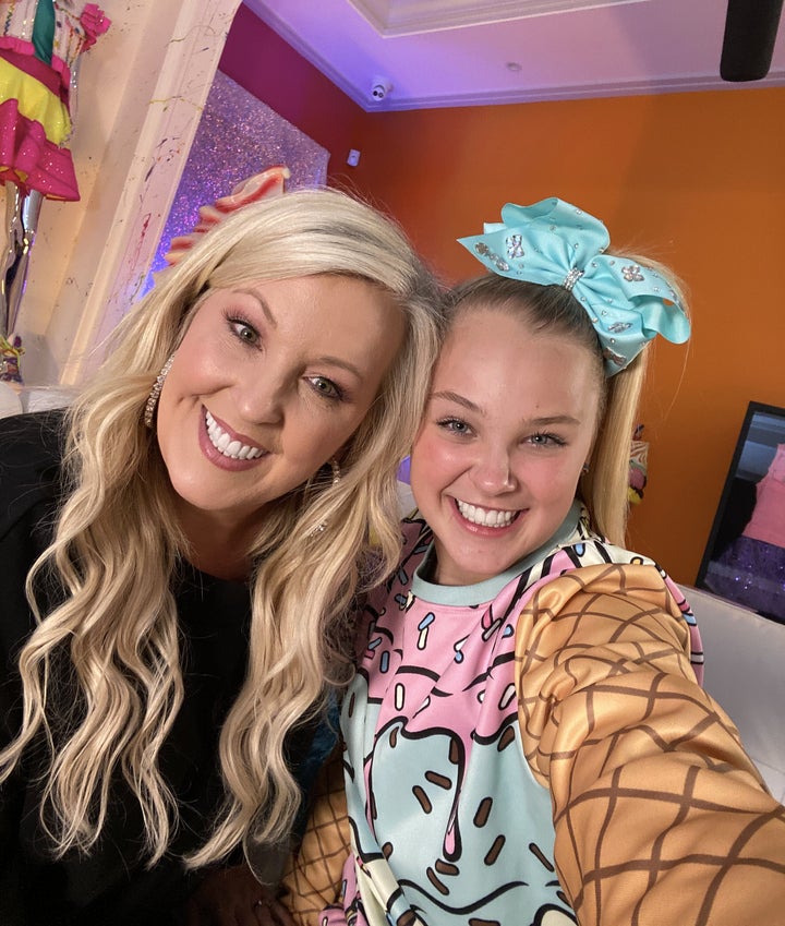 JoJo Siwa Says Her Mom Began Bleaching Her Hair At Age 2, And People Are Disturbed Jessalynn and JoJo Siwa in 2020.