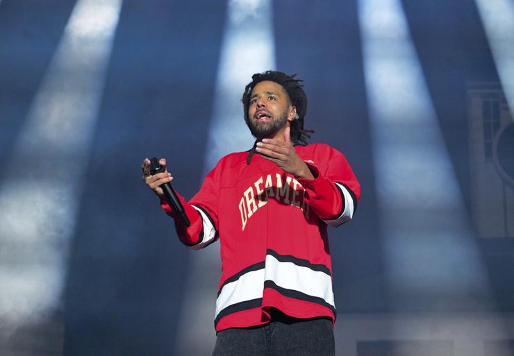 J. Cole, at the Dreamville Music Festival on April 7 in Raleigh, North Carolina, apologized for a feud with Kendrick Lamar.