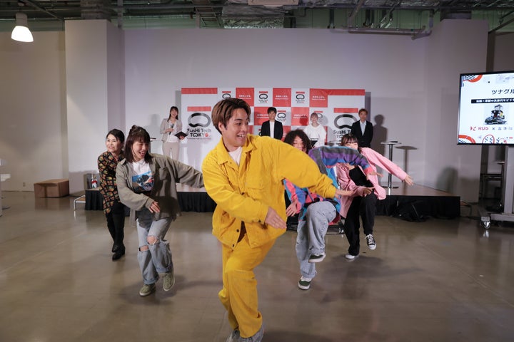 ツナグルマと「WAO! DANCE」のデモンストレーション