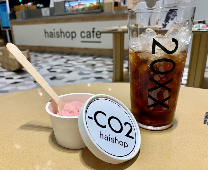 haishop cafeの期間限定ヴィーガンアイスクリーム(左)と「2050年コーヒー」