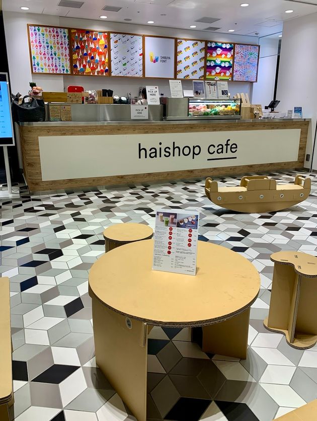 haishop cafeのカウンター。カフェのテーブルや椅子は、リサイクルされた段ボールからできている