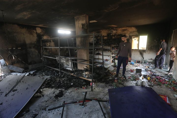 据报道，2024 年 4 月 14 日，约旦河西岸纳布卢斯库斯拉村，犹太定居者放火焚烧巴勒斯坦房屋和车辆，受损房屋的内部景象。