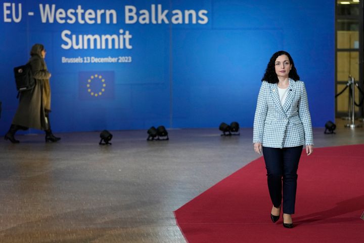 H πρόεδρος του Κοσόβου Βιόσα Οσμάνι φτάνει για τη σύνοδο κορυφής ΕΕ-Δυτικών Βαλκανίων στο κτίριο του Ευρωπαϊκού Συμβουλίου στις Βρυξέλλες, Τετάρτη 13 Δεκεμβρίου 2023.