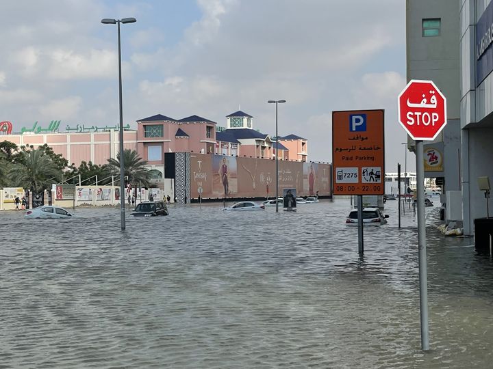 Γενική άποψη των εγκλωβισμένων αυτοκινήτων στην πλημμυρισμένη περιοχή μετά από έντονες βροχοπτώσεις, καθώς οι έντονες βροχοπτώσεις επηρεάζουν αρνητικά την καθημερινή ζωή στο Ντουμπάι, Ηνωμένα Αραβικά Εμιράτα, στις 17 Απριλίου 2024.