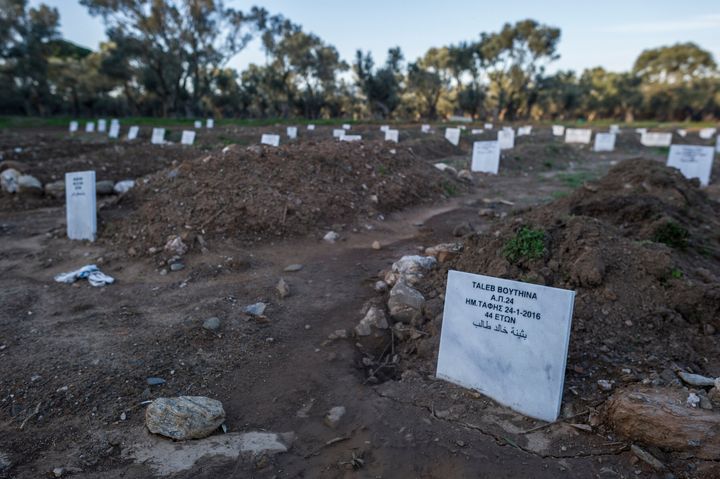 Νεκροταφείο προσφύγων, που διέφυγαν από τον πόλεμο στις χώρες τους και πέθαναν στο Αιγαίο πέλαγος στο δρόμο τους προς την Ευρώπη στις 28 Φεβρουαρίου 2016 στον Κάτω Τρίτο στη Λέσβο, Ελλάδα