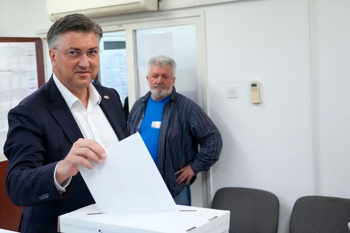 Ο εν ενεργεία πρωθυπουργός Andrej Plenkovic ψηφίζει σε εκλογικό κέντρο στο Ζάγκρεμπ της Κροατίας, Τετάρτη 17 Απριλίου 2024.