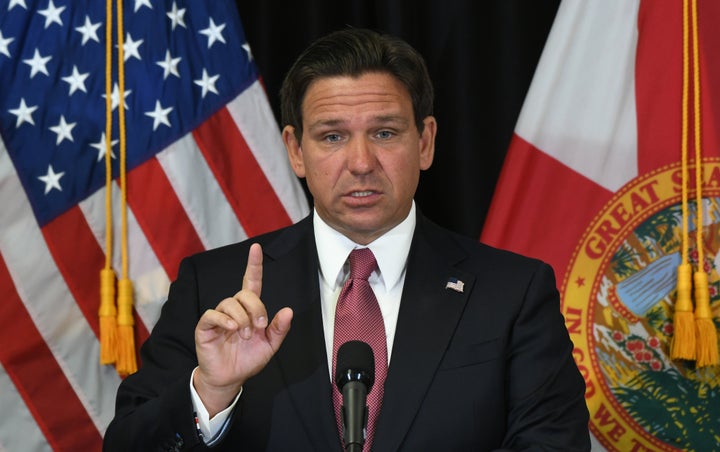 Le gouverneur de Floride, Ron DeSantis, a apporté plusieurs modifications aux programmes scolaires de Floride.