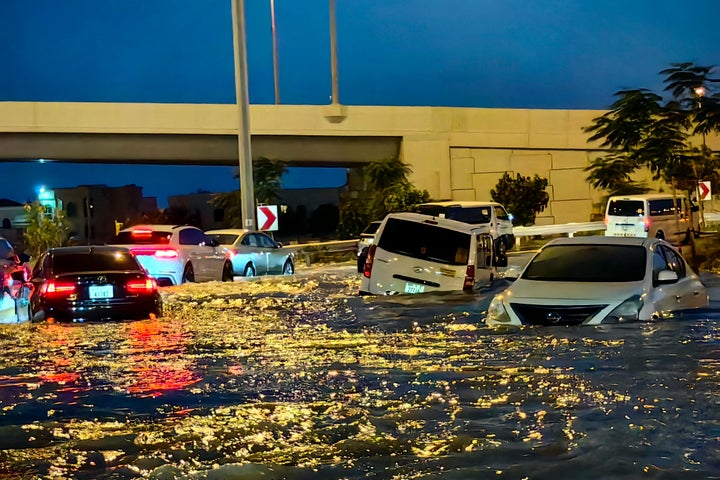 豪雨で冠水したドバイの道路（2024年4月17日）