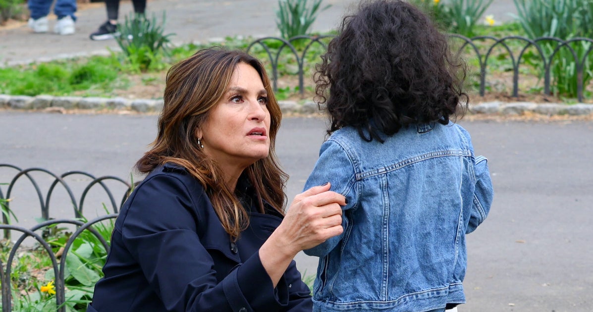 Mariska Hargitay Helps Lost Child Who Mistook Her For Real Cop On 'SVU' Set