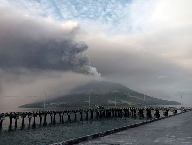 Το ηφαίστειο Ruang φαίνεται κατά τη διάρκεια της έκρηξης από το νησί Tagulandang, Ινδονησία, Πέμπτη 18 Απριλίου 2024. Οι αρχές της Ινδονησίας έκλεισαν ένα αεροδρόμιο και οι κάτοικοι εγκατέλειψαν τα σπίτια τους κοντά σε ένα ηφαίστειο που εκρήγνυται την Πέμπτη, λόγω των κινδύνων από τη διασπορά τέφρας, την πτώση βράχων, τα καυτά ηφαιστειακά σύννεφα και την πιθανότητα τσουνάμι.